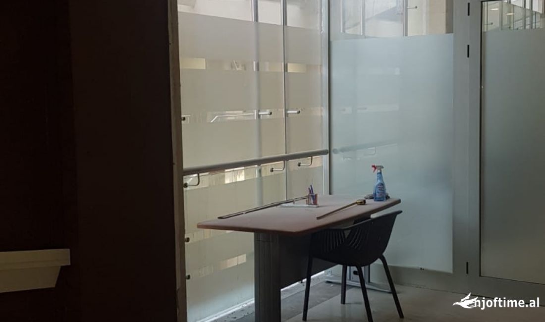 Shitet ambjent 28 m2 tek Galeria Tiranes 