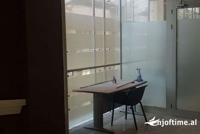 Shitet ambjent 28 m2 tek Galeria Tiranes 