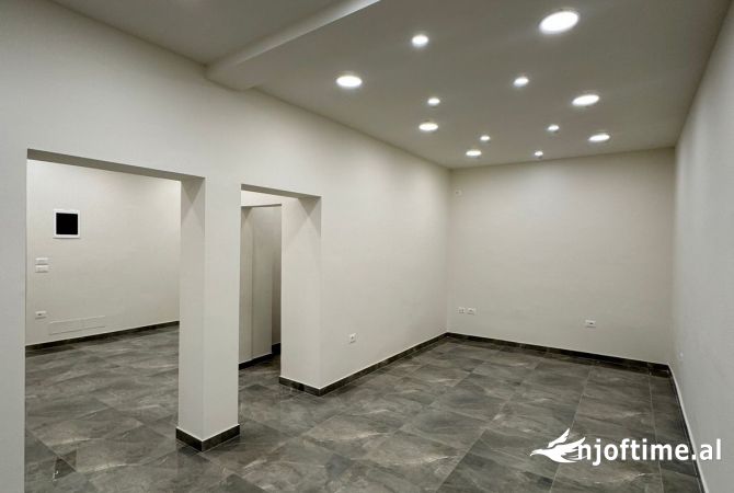 Shitet dyqan tek stadiumi dinamo 