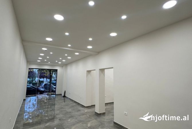 Shitet dyqan tek stadiumi dinamo 