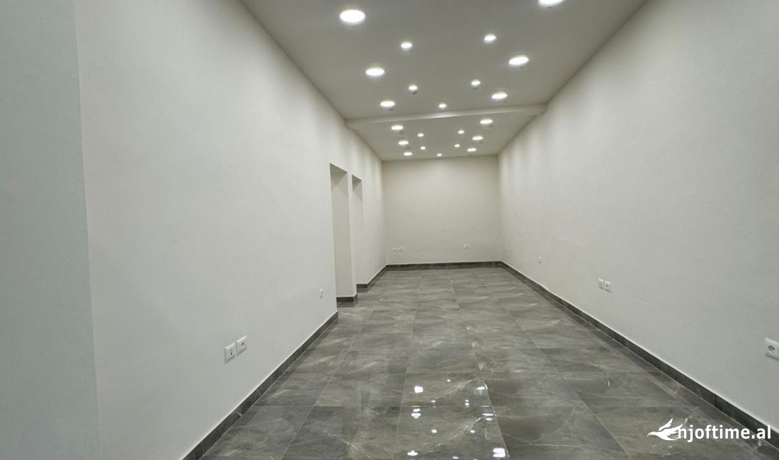 Shitet dyqan tek stadiumi dinamo 