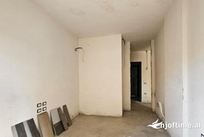 Shtepi ne shitje Apartament ne Tirane, 2+1, Mobilimi Bosh, pa mobiluar, Pagesa 273,000  Euro.