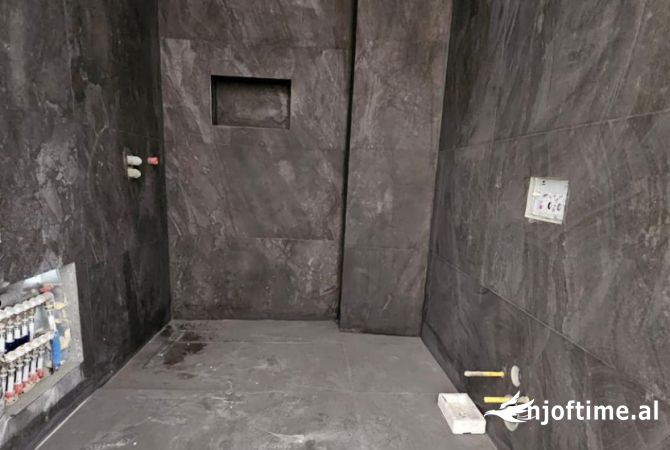 Shtepi ne shitje Apartament ne Tirane, 2+1, Mobilimi Bosh, pa mobiluar, Pagesa 273,000  Euro.