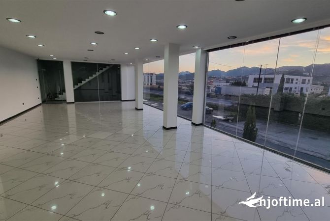 Jepet ambjent biznesi ne Autostrade tirane-vore km 11