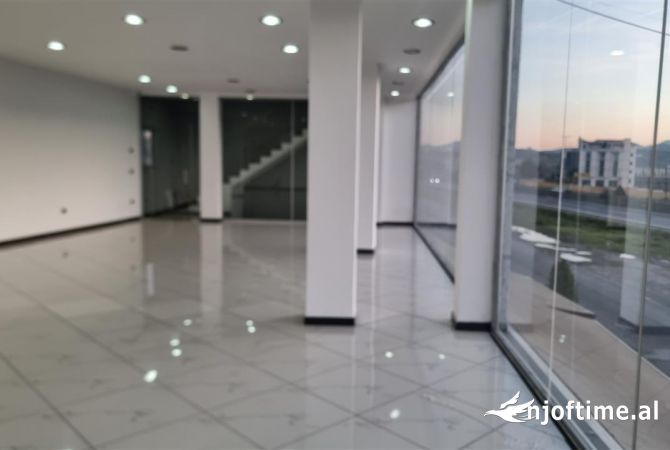 Jepet ambjent biznesi ne Autostrade tirane-vore km 11