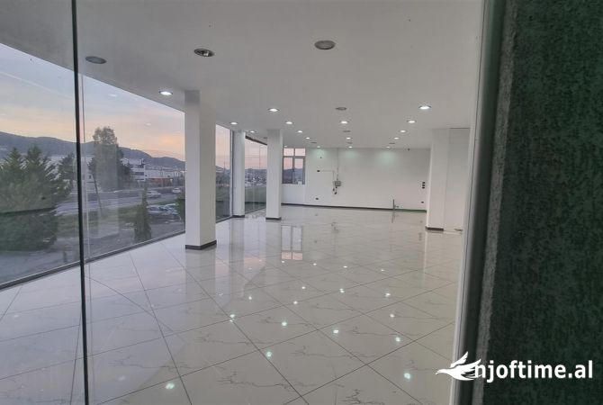 Jepet ambjent biznesi ne Autostrade tirane-vore km 11