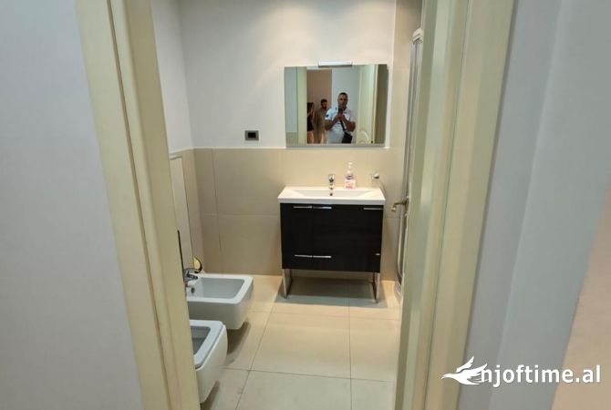 Ambiente Commerciale in Vendita 3+1 a Tirana - 350,000 Euro