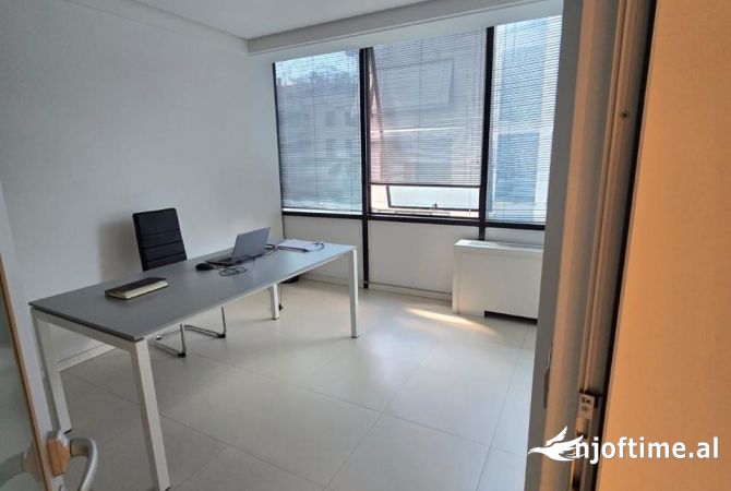 Ambiente Commerciale in Vendita 3+1 a Tirana - 350,000 Euro