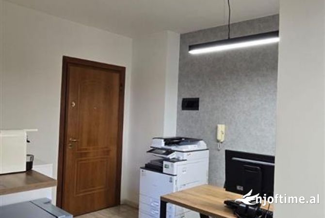 Ambiente Commerciale in Affitto 3+1 a Tirana - 700 Euro