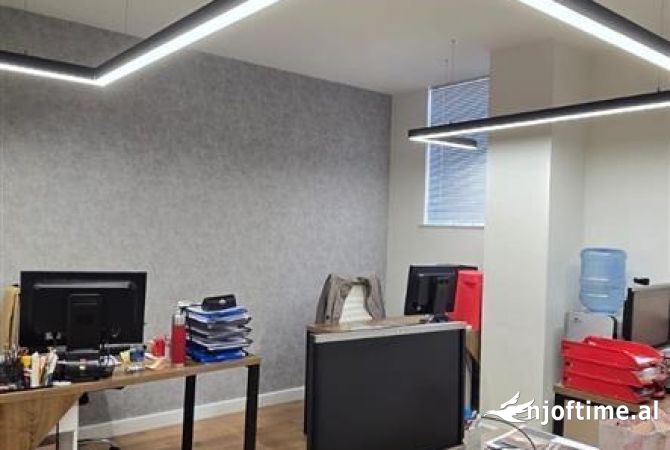 Ambiente Commerciale in Affitto 3+1 a Tirana - 700 Euro