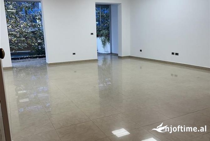 Ambiente Commerciale in Affitto 3+1 a Tirana - 1,000 Euro