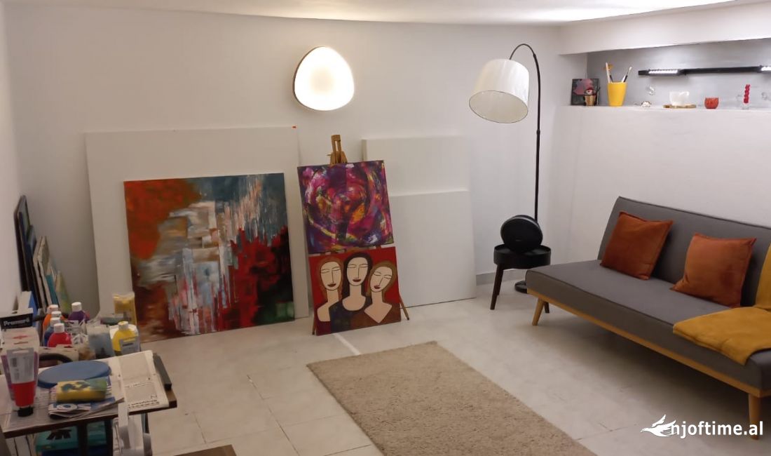 Shitet dyqan gjysem bodrum prane Luis Center , stadiumi dinamo