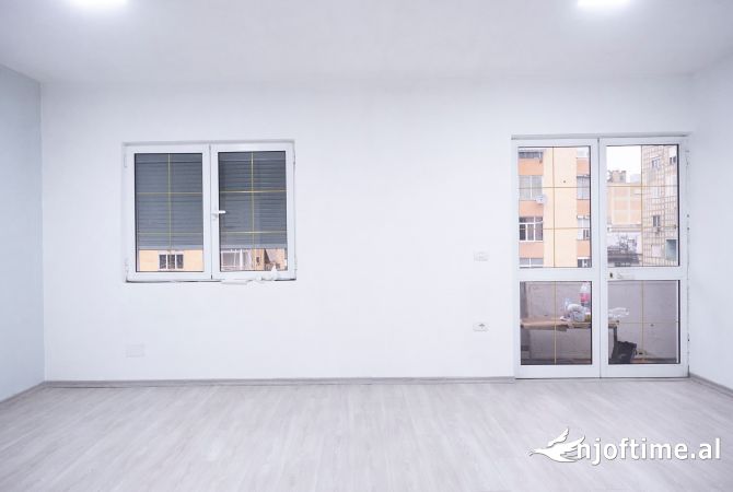 Ambiente Commerciale in Affitto 3+1 a Tirana - 100,000 Leke