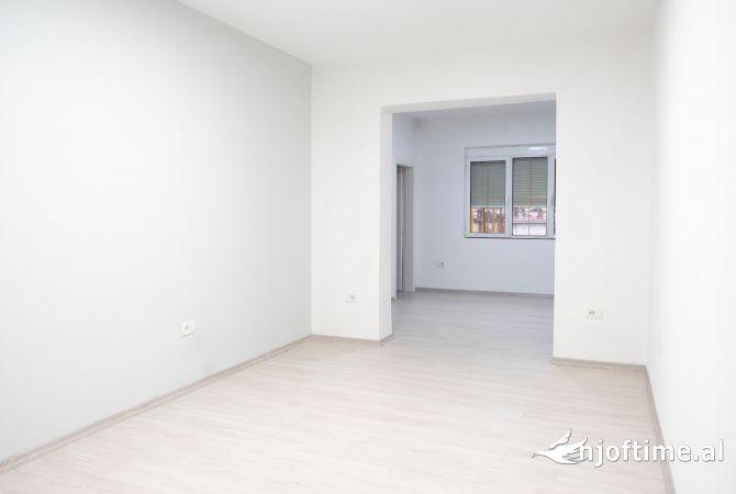 Ambiente Commerciale in Affitto 3+1 a Tirana - 100,000 Leke
