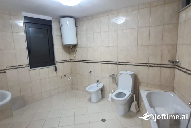 Jepet apartament 160 m2 ne Qender te Tiranes , rr Kajo Karafili 