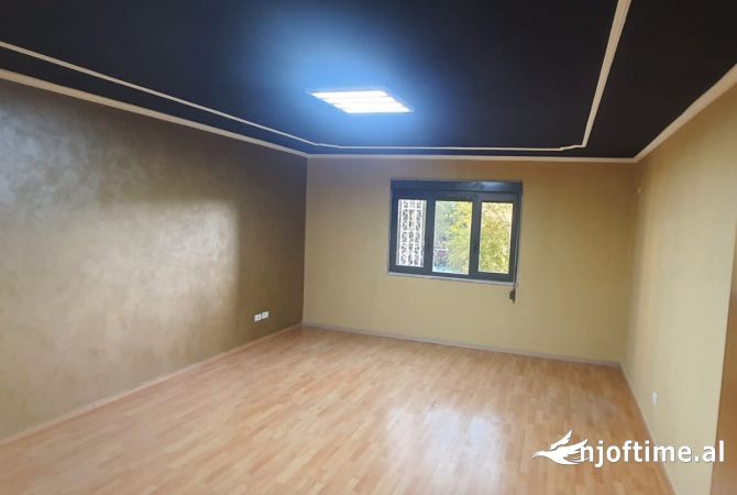 Ambiente Commerciale in Affitto 3+1 a Tirana - 1,400 Euro