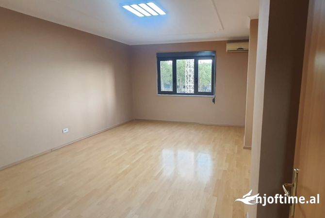 Ambiente Commerciale in Affitto 3+1 a Tirana - 1,400 Euro