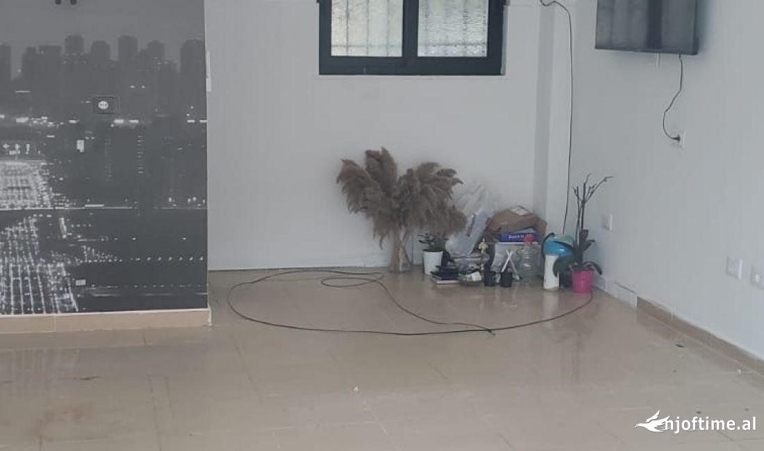 Jepet me qera dyqan 35 m2 prane Shkolles Baletit , rr Petro nini luarasi