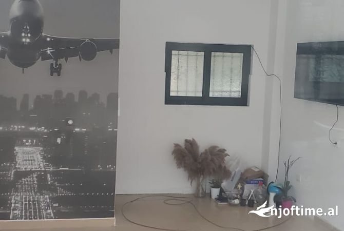 Jepet me qera dyqan 35 m2 prane Shkolles Baletit , rr Petro nini luarasi