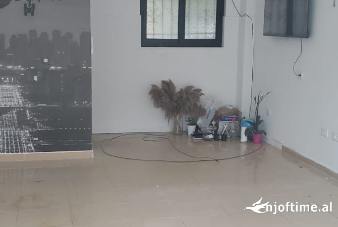 Jepet me qera dyqan 35 m2 prane Shkolles Baletit , rr Petro nini luarasi