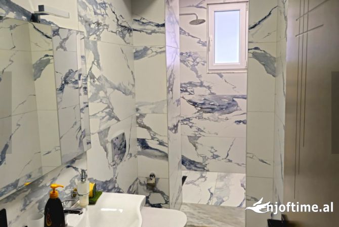 Ambiente Commerciale in Affitto 3+1 a Tirana - 70,000 Leke