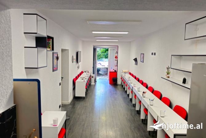 Ambiente Commerciale in Affitto 3+1 a Tirana - 70,000 Leke