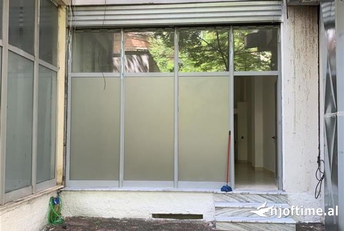 Ambiente Commerciale in Vendita 1+1 a Tirana - 185,000 Euro