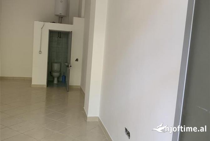 Ambiente Commerciale in Vendita 1+1 a Tirana - 185,000 Euro