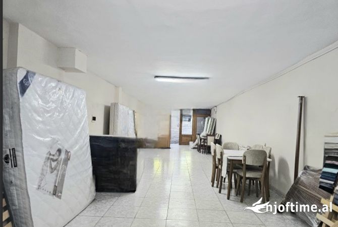 Ambiente Commerciale in Vendita 1+1 a Tirana - 100,000 Euro