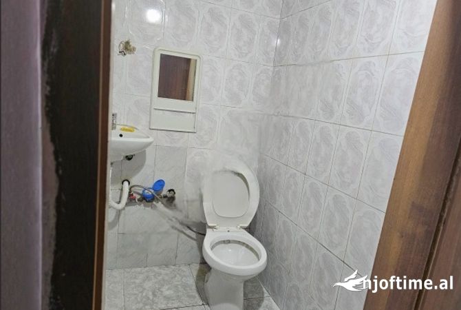 Ambiente Commerciale in Vendita 1+1 a Tirana - 100,000 Euro