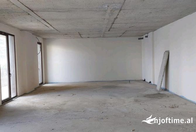 Ambiente Commerciale in Affitto 3+1 a Tirana - 2,000 Euro