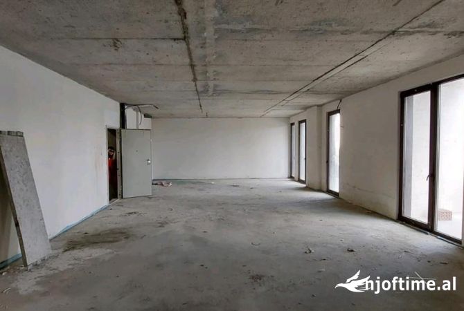 Ambiente Commerciale in Affitto 3+1 a Tirana - 2,000 Euro