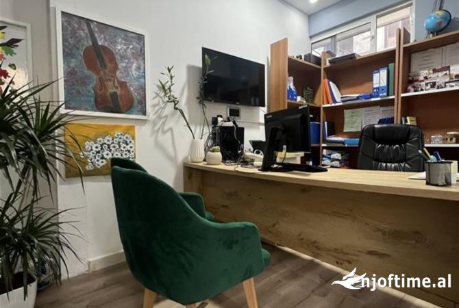 Ambiente Commerciale in Affitto 1+1 a Tirana - 2,000 Euro