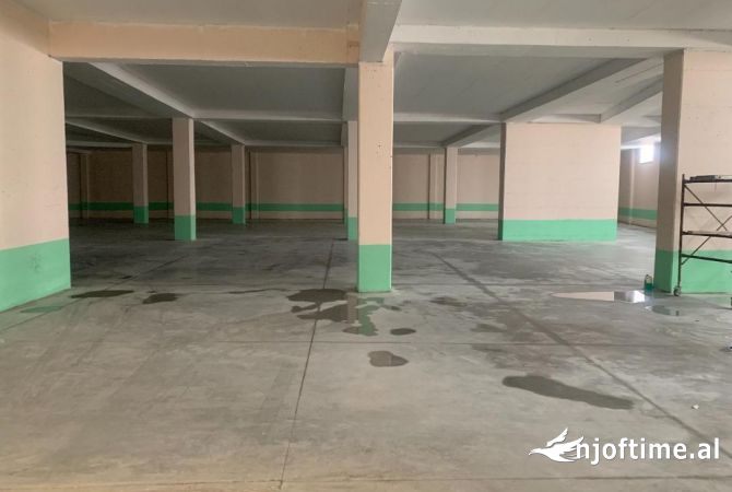 Ambiente Commerciale in Affitto 1+1 a Tirana - 4,500 Euro