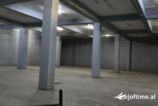 Ambiente Commerciale in Affitto 4+1 a Tirana - 2,500 Euro