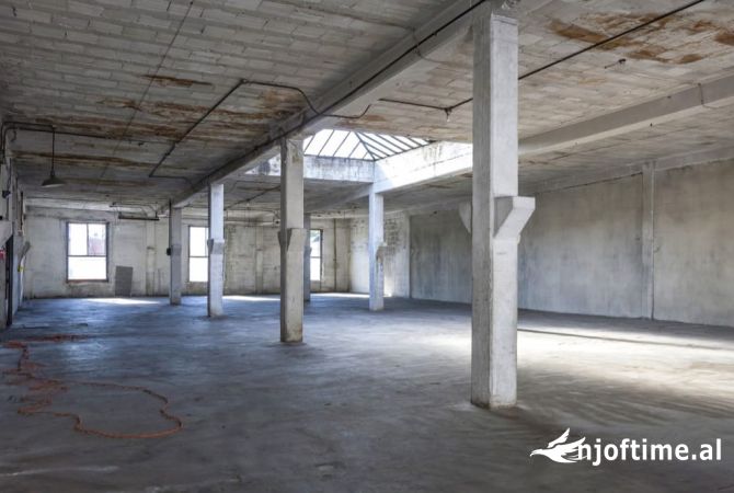 Ambiente Commerciale in Affitto 4+1 a Tirana - 2,500 Euro