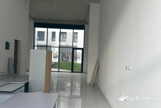 Ambiente Commerciale in Affitto 1+1 a Tirana - 80,000 Leke