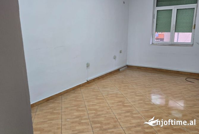 Ambiente Commerciale in Affitto 3+1 a Tirana - 60,000 Leke