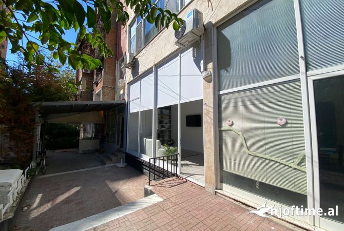 Ambiente Commerciale in Vendita 1+1 a Tirana - 165,000 Euro