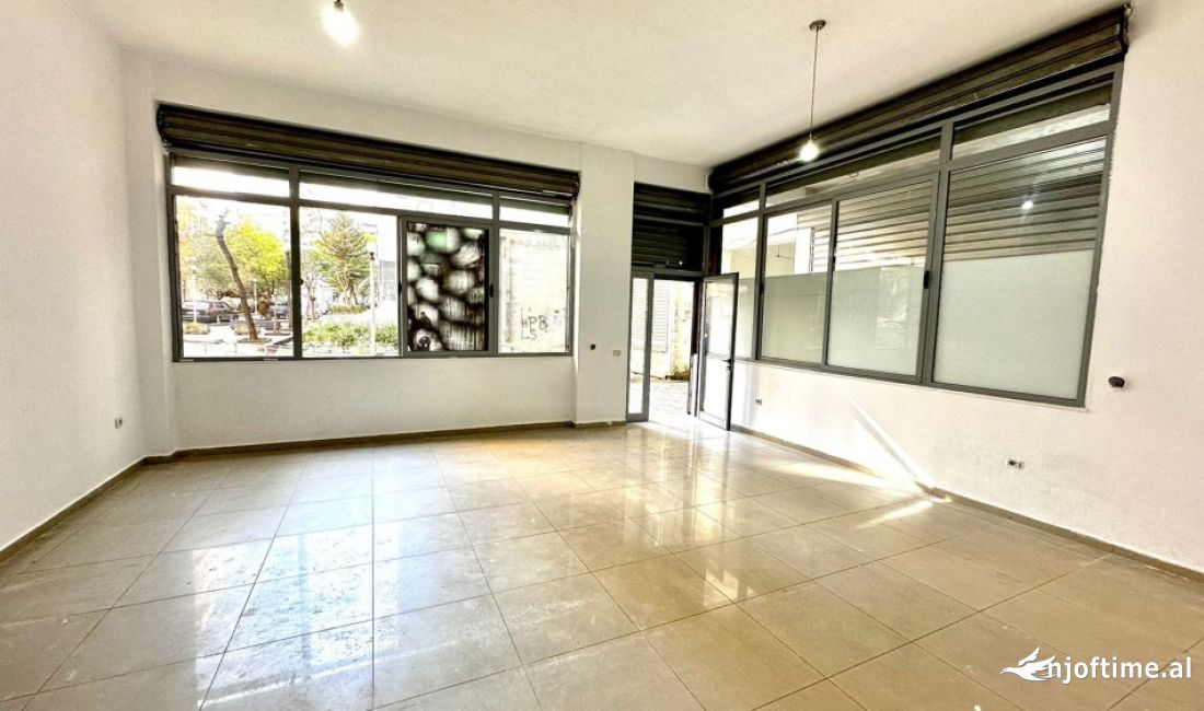 Shitet dyqan 50 m2 ne Yzberisht, rruga joklin persi