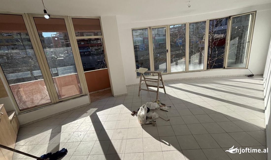 Jepet ambjent 1+1 me qera mbi Qendren Kristal 