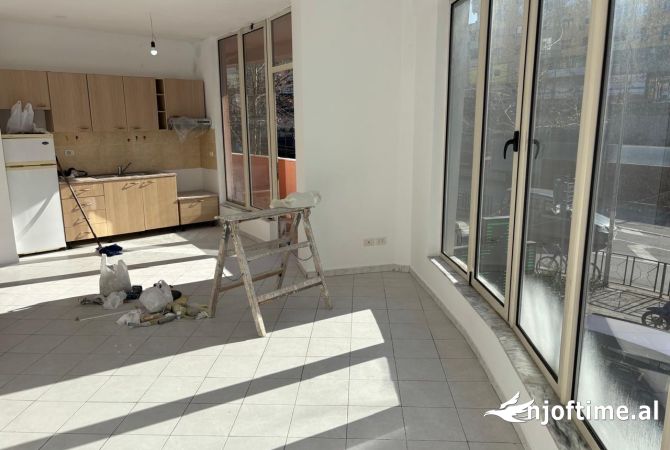 Jepet ambjent 1+1 me qera mbi Qendren Kristal 