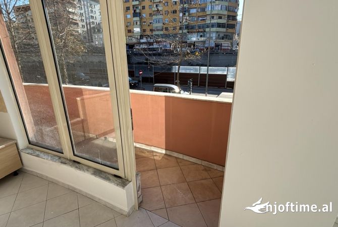 Jepet ambjent 1+1 me qera mbi Qendren Kristal 