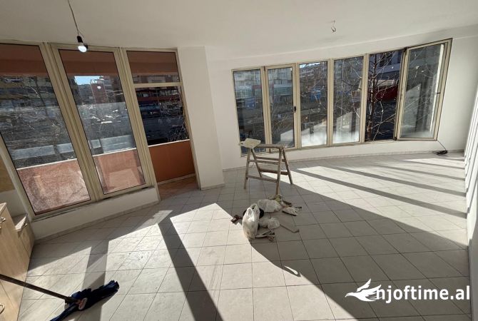 Jepet ambjent 1+1 me qera mbi Qendren Kristal 