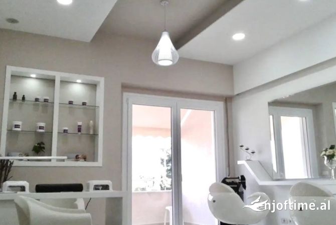 Jepet ambjent biznesi i kompletuar per Beauty Sallon me qera tek kopshti botanik