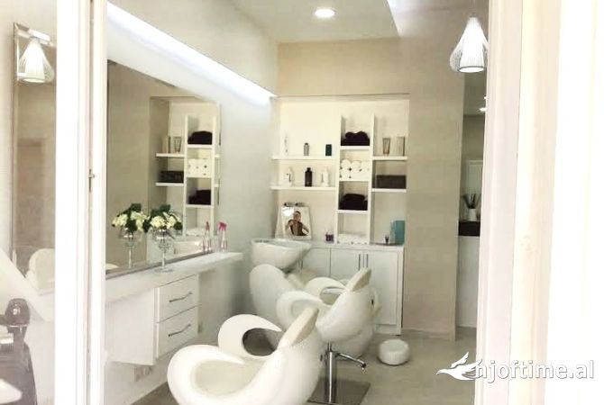 Jepet ambjent biznesi i kompletuar per Beauty Sallon me qera tek kopshti botanik