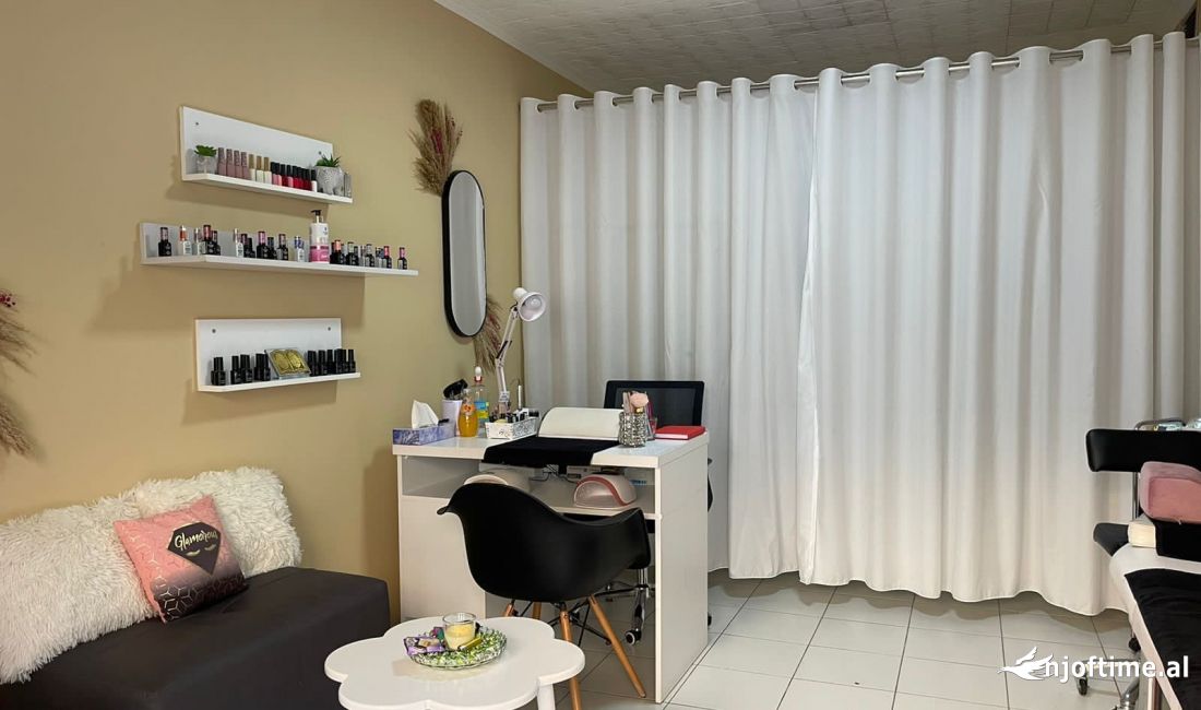 Shitet dyqan + garsoniere tek rr Qemal Stafa