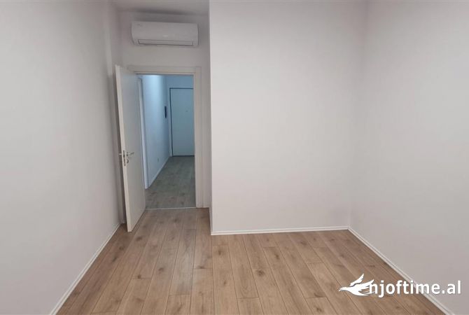 Ambiente Commerciale in Affitto 3+1 a Tirana - 1,250 Euro