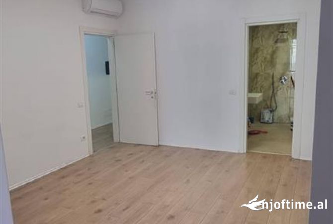 Ambiente Commerciale in Affitto 3+1 a Tirana - 1,250 Euro