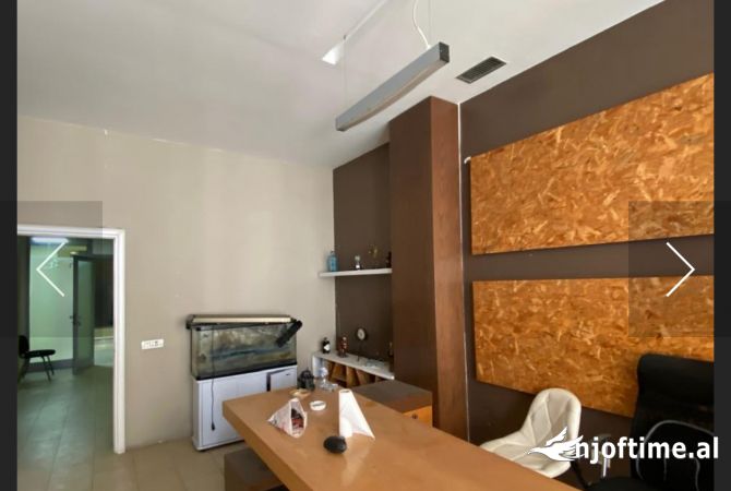 Jepet ambjent biznesi me qera tek Qendra Condor , bosh ose i mobiluar 